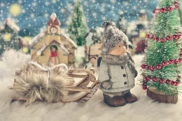 Сцена зимней ночи с мальчиком, стоящим у рождественской елки — стоковое фото