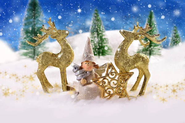 Varázslatos Karácsony este angyal és arany rénszarvasok — Stock Fotó