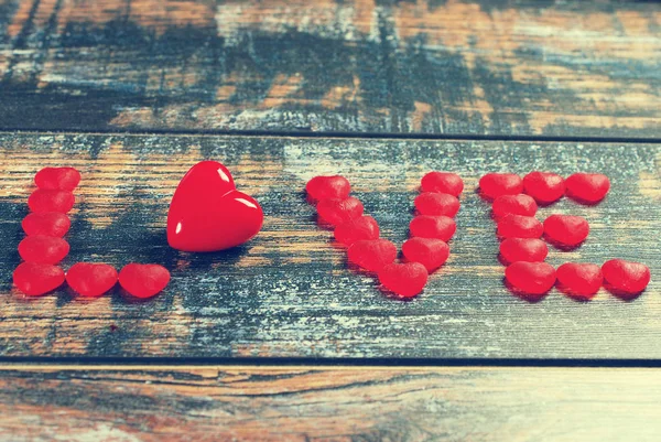単語愛赤いキャンディーと心で作られました。 — ストック写真