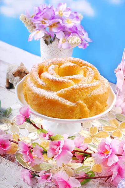 Gâteau de Pâques en forme de rose — Photo