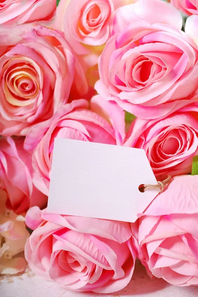 Roze rozen en papier tag voor eigen tekst — Stockfoto