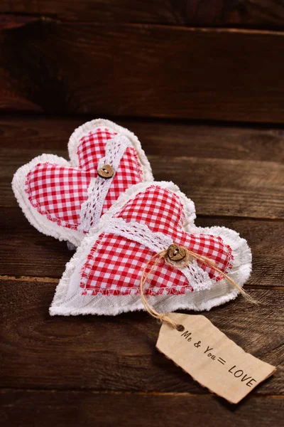 Zwei Stoffherzen mit Text auf Papieranhänger für Valentinstag — Stockfoto