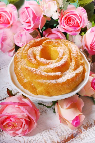 발렌타인 데이에 장미 모양의 케이크 — 스톡 사진