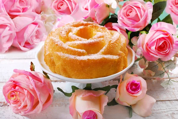 Торт в форме розы для валентинок — стоковое фото