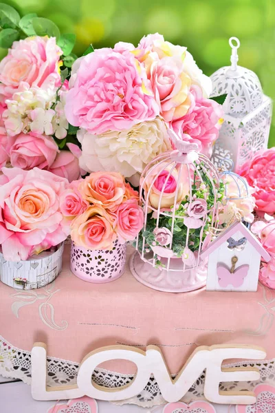 Романтическое украшение цветов для свадьбы — стоковое фото