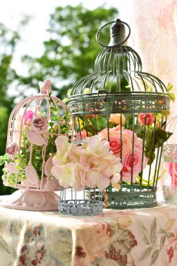Vintage tarzı kuş kafesleri çiçekli