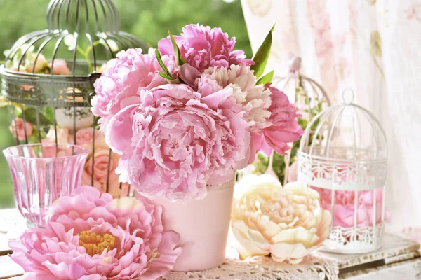 Peony bunch in vase on the table in the garden with color effect — Stock Photo, Image