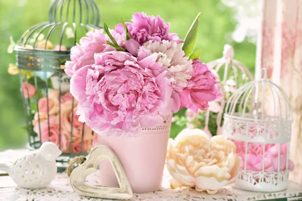 Peony bos in vaas op tafel in de tuin — Stockfoto