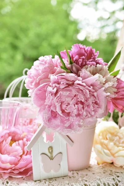 Bouquet de pivoine dans un vase sur la table dans le jardin avec effet de couleur — Photo