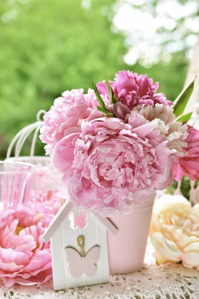 Grappolo di peonia in vaso sul tavolo in giardino con effetto colore — Foto Stock