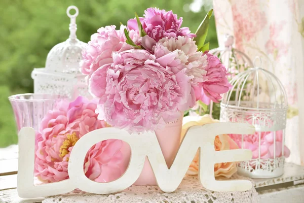 Amor decoración con letras de madera y flores de peonía con color —  Fotos de Stock