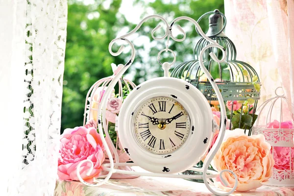 Вінтажний стиль білий годинник і клітки для птахів з квітами — стокове фото