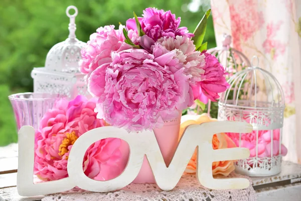 Αγάπη διακόσμηση με ξύλινα γράμματα και peony λουλούδια — Φωτογραφία Αρχείου