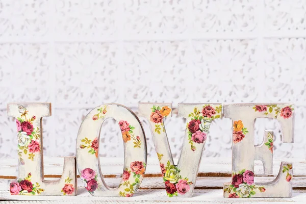 Amore sfondo con decoupage lettere decorate con rosa patte — Foto Stock