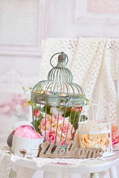 Decoração estilo vintage com flores em gaiolas de pássaros velhos — Fotografia de Stock