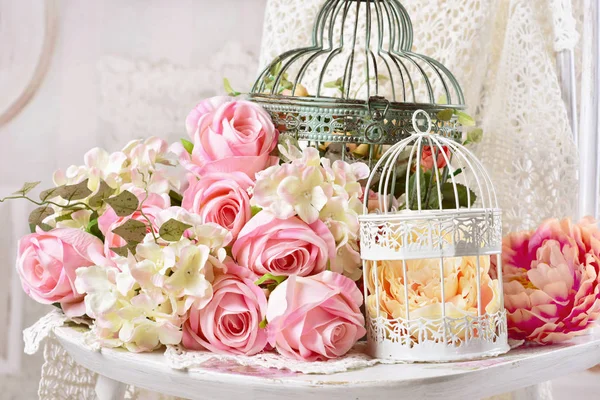 Décoration de style vintage avec des fleurs dans de vieilles cages à oiseaux — Photo