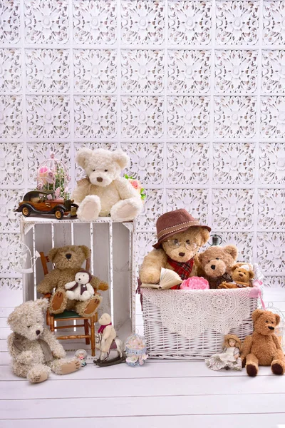 Ретро стиль плюшевих ведмедів в кімнаті — стокове фото