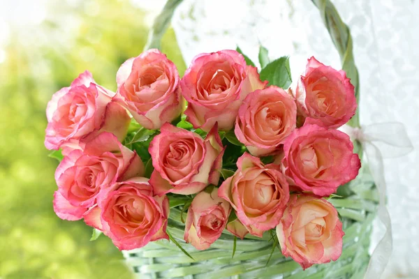 Bunch of beautiful roses in wicker basket — Stock Photo, Image