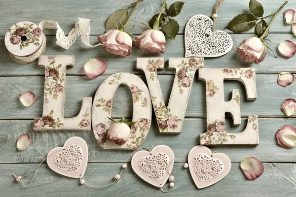 Love background with vintage style letters and roses — Stock Photo, Image