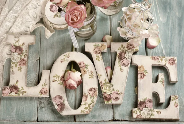 Love background with vintage style letters and roses — Stock Photo, Image
