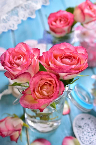 Διακόσμηση ρομαντικό τραπέζι με ροζ τριαντάφυλλα — Φωτογραφία Αρχείου