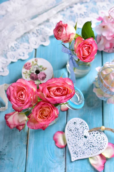 Romantisk bordsdekoration med rosa rosor och vita hjärta — Stockfoto
