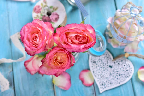 Décoration de table romantique avec roses roses et coeur blanc — Photo