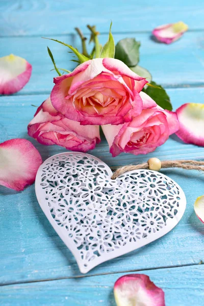 White heart and pink roses — Stock Photo, Image
