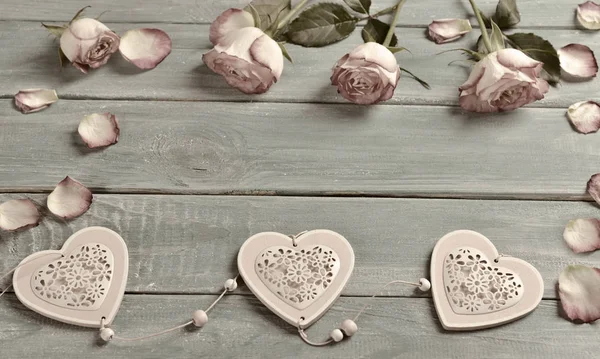 Verliefdheid achtergrond met roze rozen en harten in vintage — Stockfoto