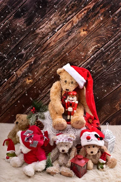 Navidad peluche osos naturaleza muerta sobre fondo de madera — Foto de Stock