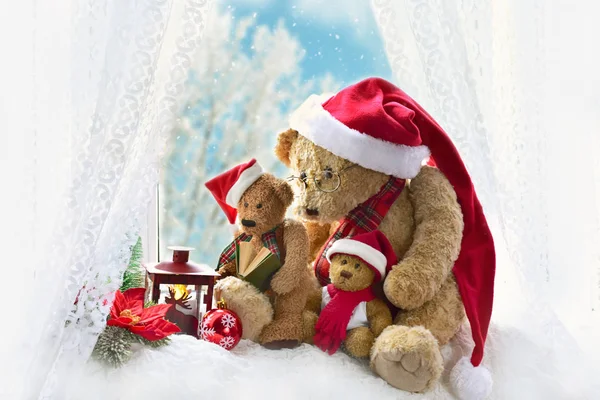 Christmas teddy bears sitting at the window in winter time — Stock Photo, Image