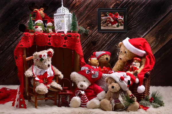 Різдвяні плюшеві ведмеді родина в інтер'єрі сільського стилю — стокове фото