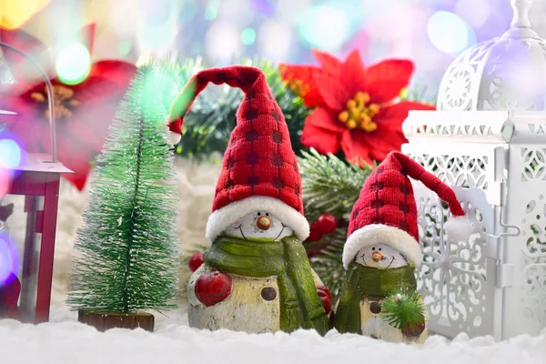 Decorazione della finestra di Natale con pupazzi di neve in cappelli di Babbo Natale e vecchio l — Foto Stock