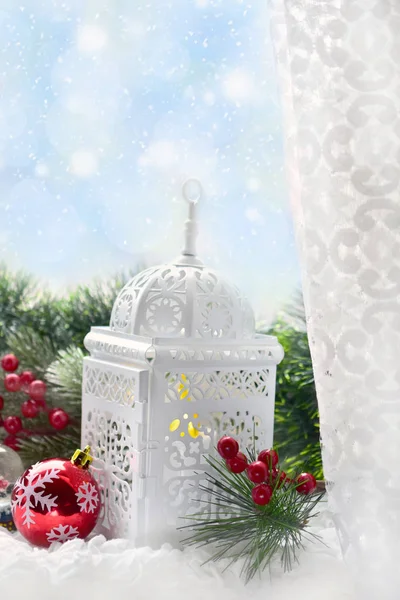 Boże Narodzenie dekoracji okna z biała latarnia i jodła — Zdjęcie stockowe