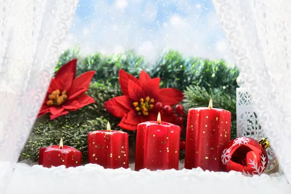Noel süslemeleri ile dört advent mum pencere sil — Stok fotoğraf