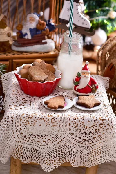 Leite e biscoitos para Papai Noel — Fotografia de Stock