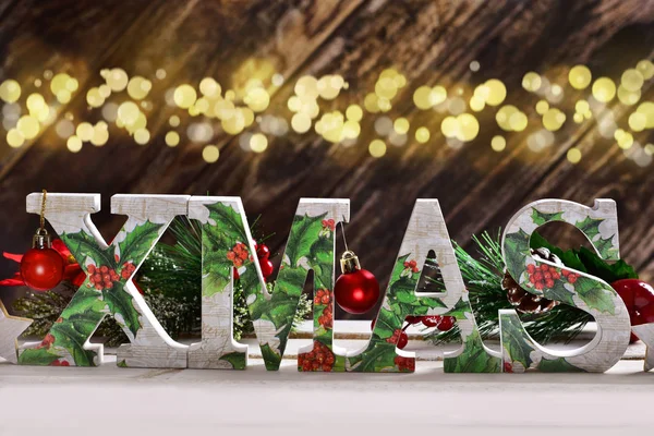 Decoupage decorato lettere XMAS su sfondo di legno con bokeh — Foto Stock