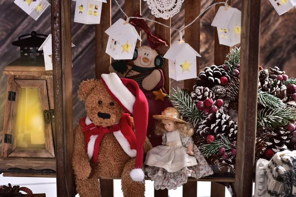 Decoración creativa de Navidad y juguetes en estantes de madera —  Fotos de Stock