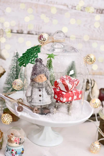 Decoração de Natal estilo retro com cena de inverno em cúpula de vidro — Fotografia de Stock