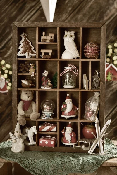 Dřevěná shadow box s vánoční výzdobou a hračky kolekce s r — Stock fotografie