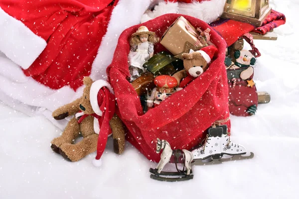 Retro stil leksaker som julklappar i santa säck — Stockfoto