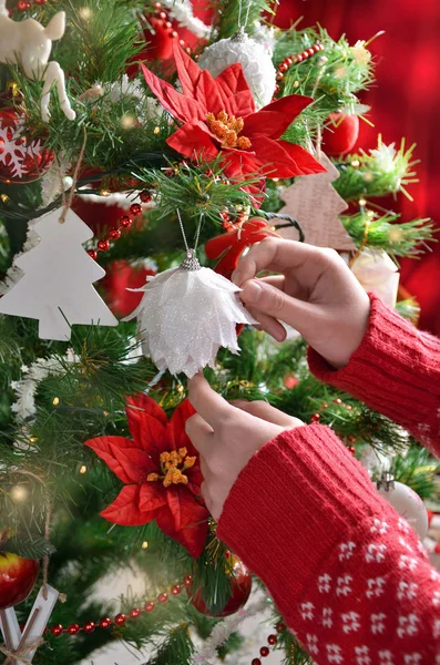 Décorer le sapin de Noël — Photo