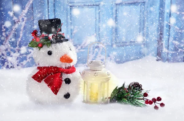 Boneco de neve em chapéu elegante com decorações de Natal — Fotografia de Stock