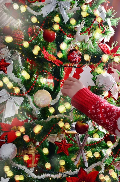 Zdobení vánočního stromečku — Stock fotografie