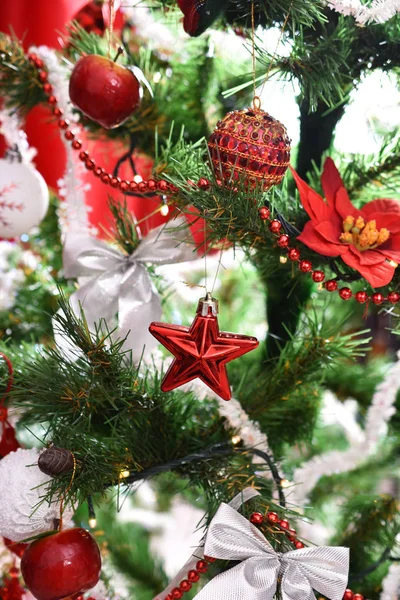 Decorating the christmas tree — Stock Photo, Image