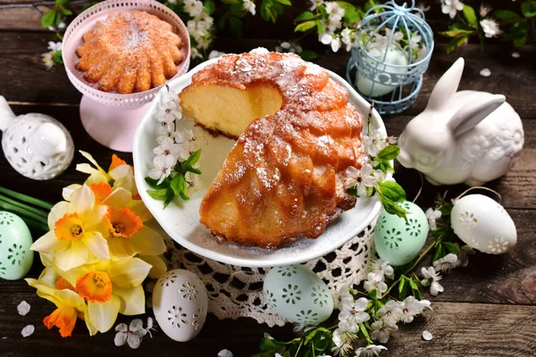 Osterringkuchen in Blütenform — Stockfoto
