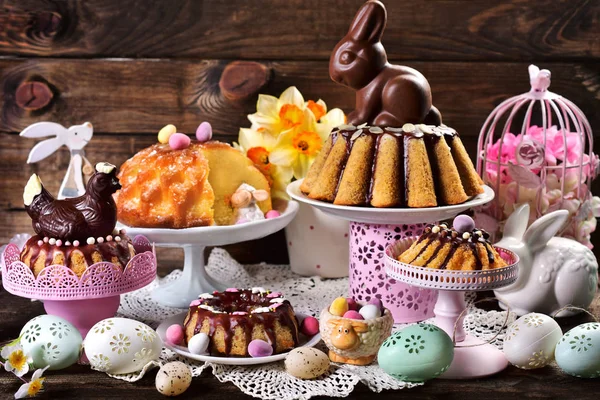 Sortiment an verschiedenen Ringkuchen für Ostern auf festlichem Tisch — Stockfoto