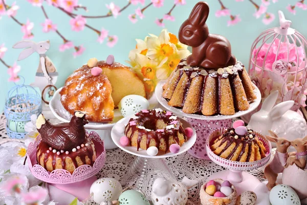 A húsvét ünnepi asztal különböző ring sütemény választék — Stock Fotó