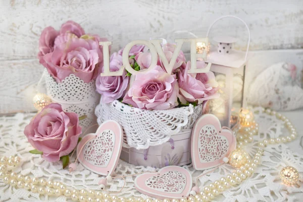 Романтическое украшение в обветшалом шикарном стиле для свадьбы или валя — стоковое фото