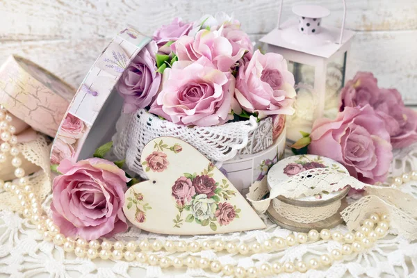 Romântico amor decoração em estilo chic shabby para casamento ou val — Fotografia de Stock